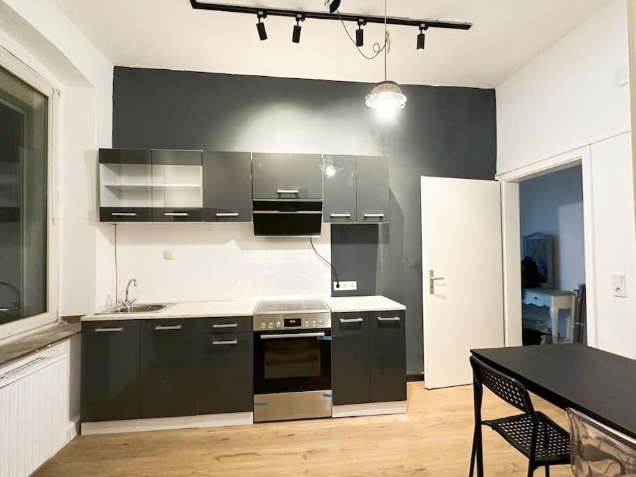Igo Apartment: Rhine Riverfront Pet-Friendly with Washer/Dryer Duisburg Exterior photo